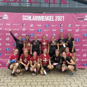 Das Team der Kleintierklinik in Ludwigsburg-Oßweil beim „Muddy Angel Run“ 2021